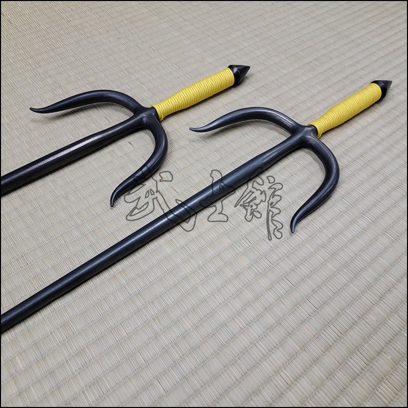 Sai 5 - Natural finish with yellow cord Sai 5 - Natural finish with yellow cord